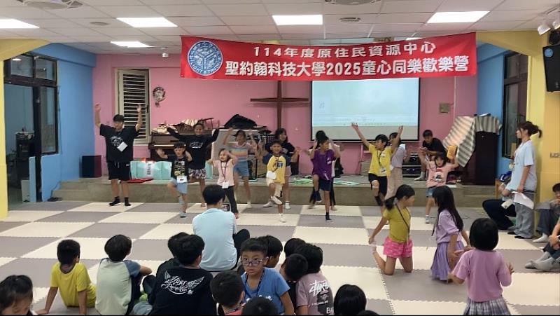 學童們在營隊中進行健康操活動，動感十足、活力滿滿，展現快樂學習的氛圍。