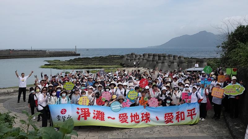 「淨灘愛地球」活動，累積撿拾近千公斤垃圾。（圖由靈鷲山佛教教團提供）