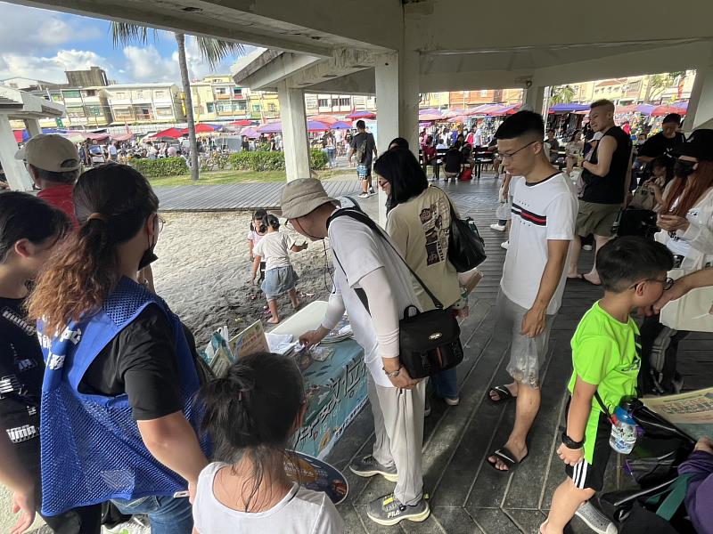 旗津DOC設立推廣攤位，吸引民眾駐足觀看