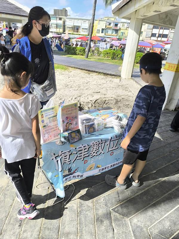 旗津DOC設立推廣攤位，向民眾介紹數位學習資訊