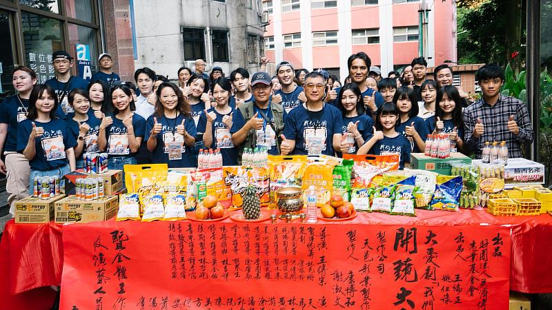王傳宗老師執導大愛劇《我們六個》，開鏡全體合影(天邑影業提供)