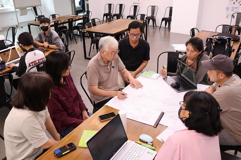 建築系黃瑞茂教授在社區營造地方學習工作坊，指導學生透過地圖彙整田調店家，並進行主題規劃。（圖／淡江大學提供）