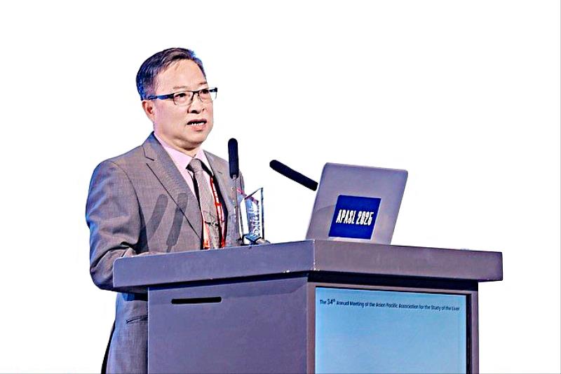 高雄醫學大學校長余明隆致詞