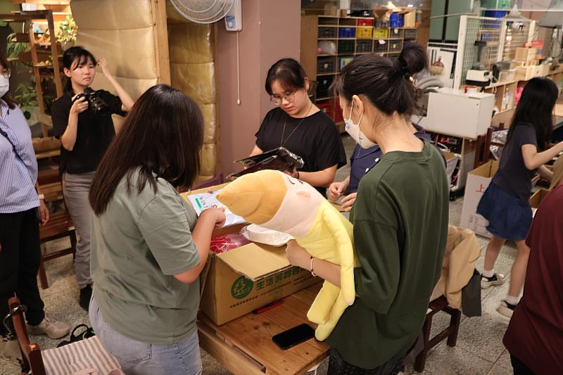 學員參觀萬華大水溝二手屋，擔任一日店長整理二手品。（圖／淡江大學提供）