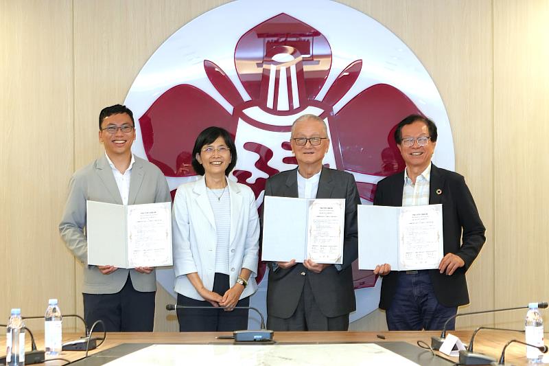 陳玉女副校長（左2）見證成大人社中心楊政達主任（左1）、大眾基金會董事長簡明仁（右2）、台糖董事長吳明昌（右1）簽署合作備忘錄
