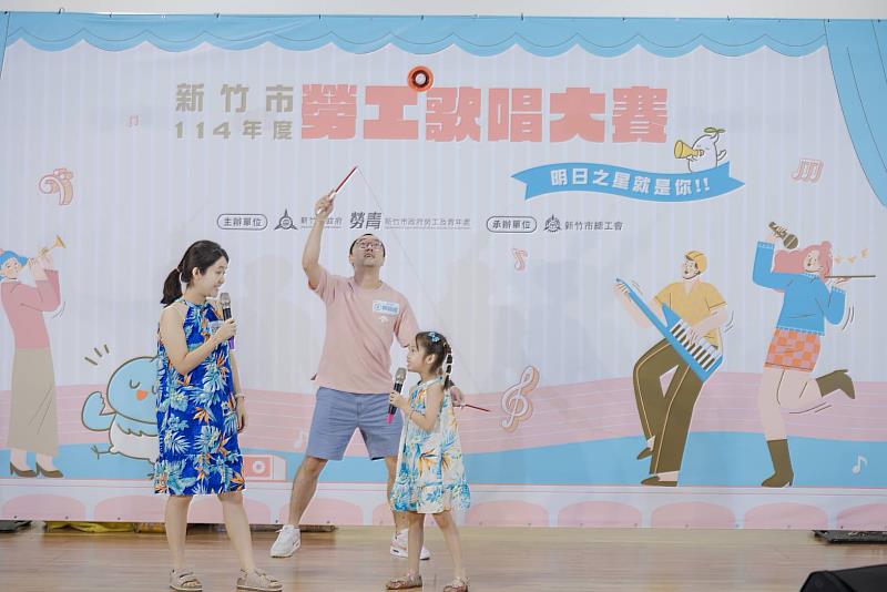 初賽親子組演唱融入扯鈴表演