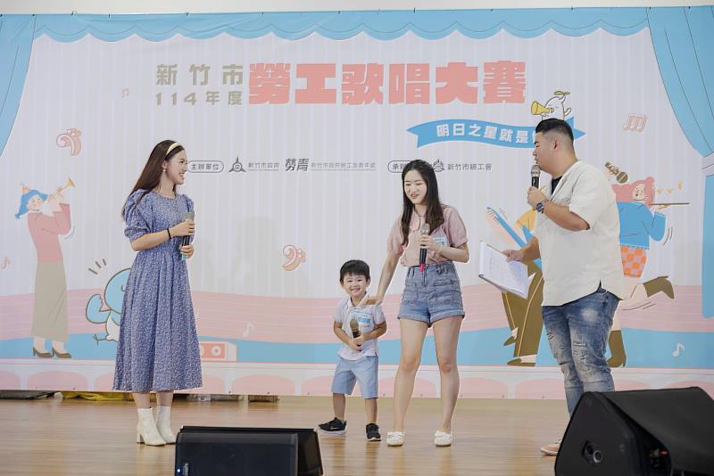 初賽親子組幼童活潑受訪畫面