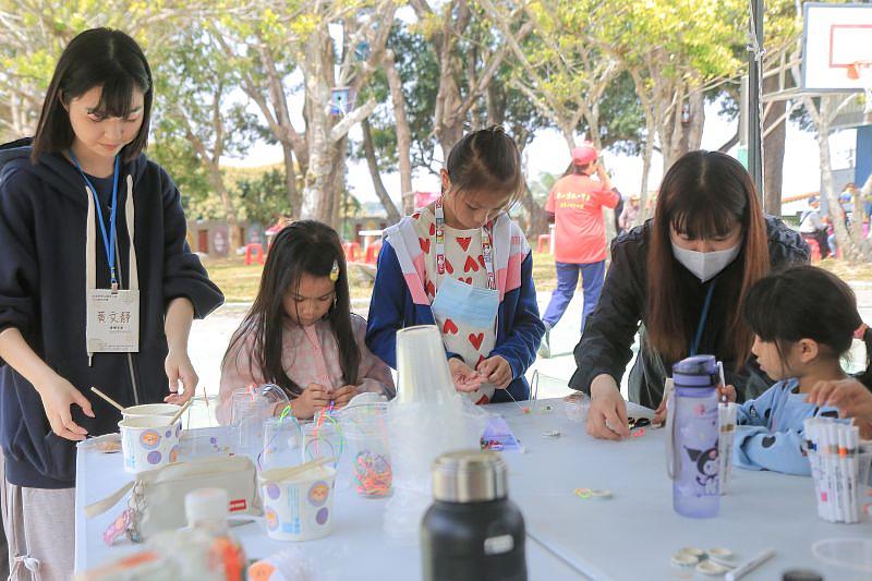 南臺科大幼保系同學在「新山國小校慶闖關」中巧思設計驚喜手作DIY活動，現場熱鬧吸引同學踴躍參與。