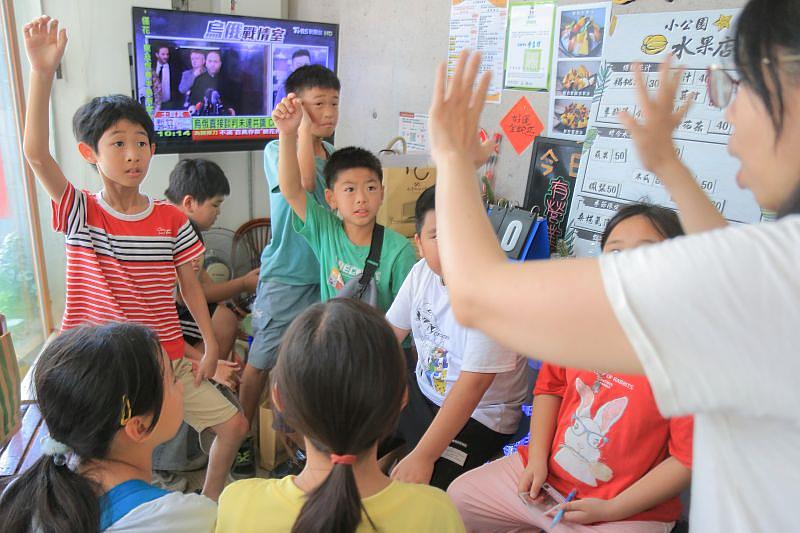 南臺科大師資生於小公園水果店帶領龍崗國小同學認識蜜餞的由來與製作原理，了解台灣早期保存食物的智慧。透過觀察、猜謎等互動活動，提升學生對在地文化與科學原理的認識，並培養感官觀察與表達能力。