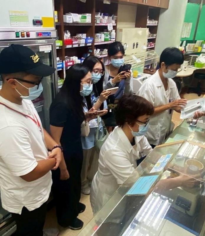 學員走入醫院工作間，聽取包藥機使用講解。