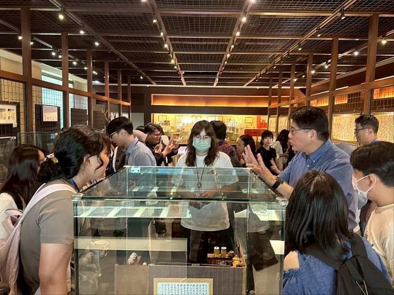 學員走入勝昌製藥廠認識傳統中藥材。