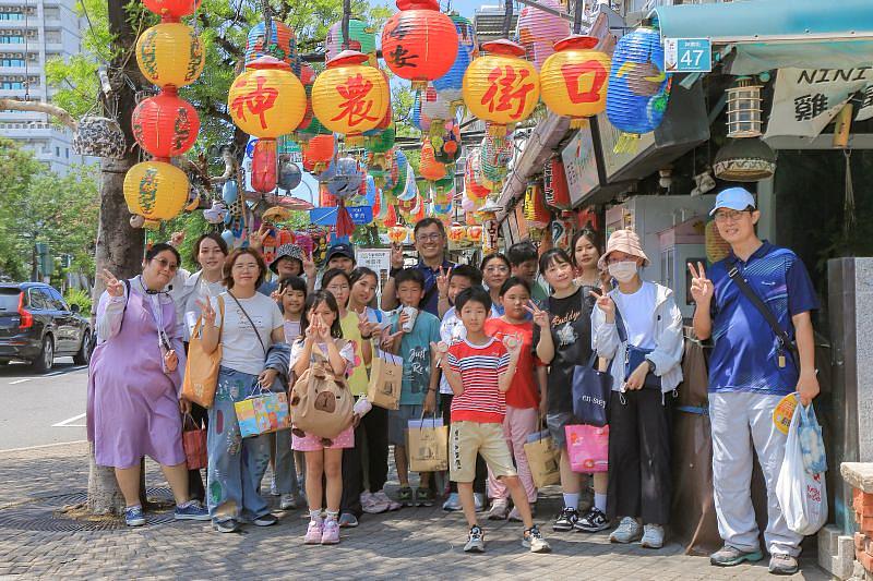 修習「課程發展與設計(雙語)」的師資生以台南五條港糖文化為主題，規劃一日走讀行程，戶外教學課程結束後於神農街口合照。