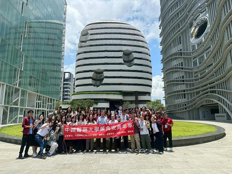 2025中國醫藥大學永續發展鏈結國際藥學學習網絡營（SDGs&iPLN）活動參與國際生合影。