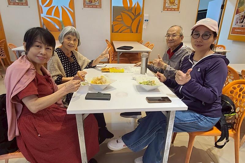南大校友品嚐玉井盛產的芒果美味，滿口香甜回味無窮