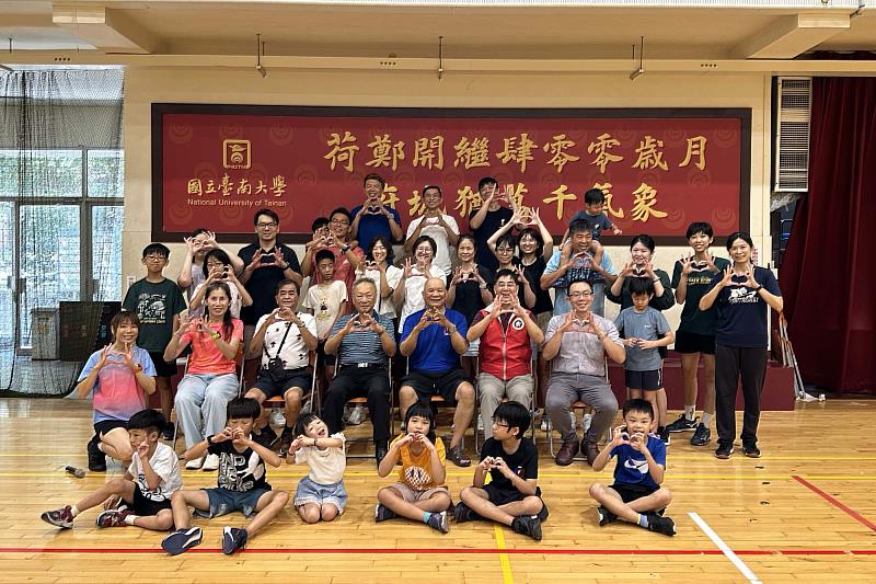 南大94級體育系校友與李國華、張介元、龔憶琳、蔡宗信等任課老師歡樂合影，師生情誼跨越二十年依然深厚。