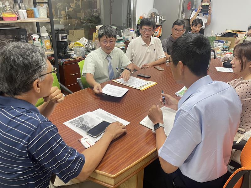 文化局副局長林韋旭與「搶救風神廟聯盟」召集人陳鋕銘、南華大學建築系魏光莒教授、風神廟顧問嚴培禎，以及關心文化保存的市民代表現場討論，提出兼顧古蹟安全與私人權益的雙贏方案。