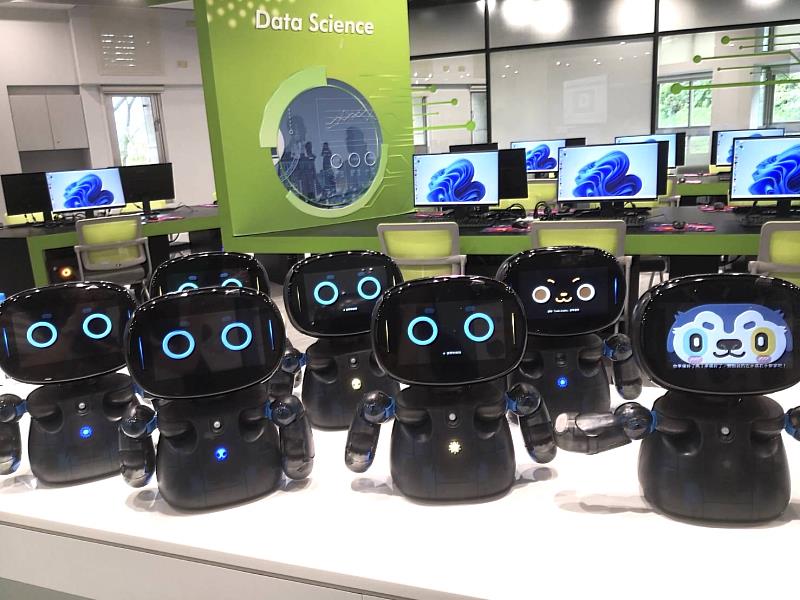 圖二、東吳大學攜手輝達（NVIDIA），引進RTX 50系列桌上型電腦，打造「智慧創新AI學習中心」。