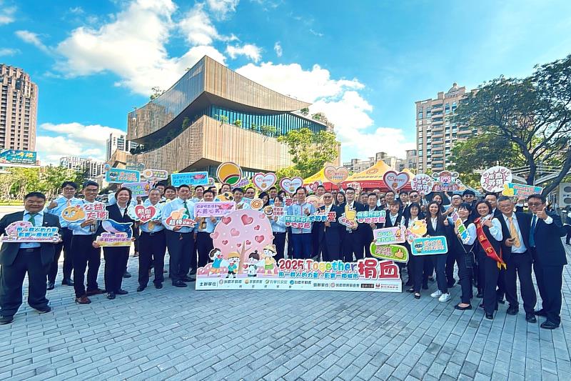 桃園市地政局長蔡金鐘也到現場支持，號召民眾一起做公益。圖片來源：永慶房產集團