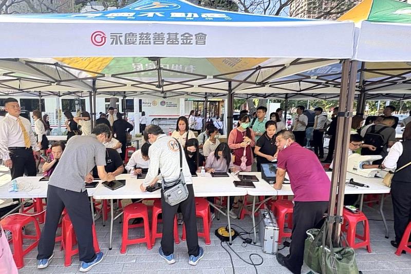 只要捐出250cc熱血即可獲得金色三麥餐券，獲現場民眾熱情響應圖片來源：永慶房產集團