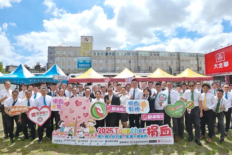 永慶加盟四品牌桃區經管會11日舉辦捐血活動，分別在桃園藝文廣場及中壢大全聯前廣場舉辦，總共募集1001袋熱血。圖片來源：永慶房產集團