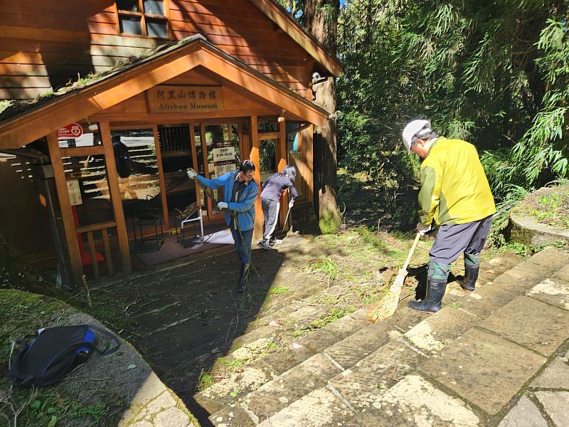林業保育署嘉義分署動員人力恢復阿里山國家森林遊樂區環境