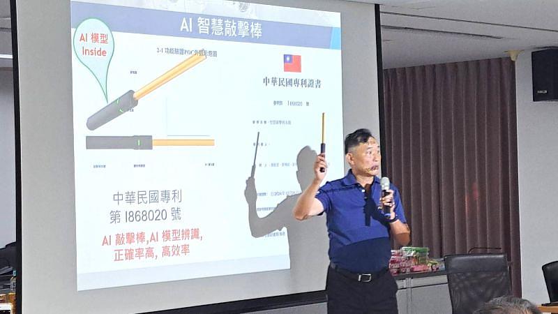 南臺科大黃能富校長在培訓營中，手持擁有中華民國專利的「AI智慧敲擊棒」，生動解說其獨特的AI智慧聽覺技術。這項技術能將傳統鑑瓜師「聽音辨熟」的獨門絕技，建構成AI模型，精準解決農民在辨別農產品成熟度的痛點，展現AI科技如何務實地為農業賦能。