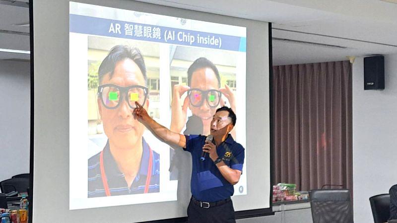 黃能富校長在培訓營中，透過投影片展示他本人配戴內建AI晶片的AR智慧眼鏡，並深入說明其如何應用於智慧農業。這款智慧眼鏡能夠即時分析數據、提供決策支援，協助農民精準解決農業生產痛點，大幅提升農務效率。
