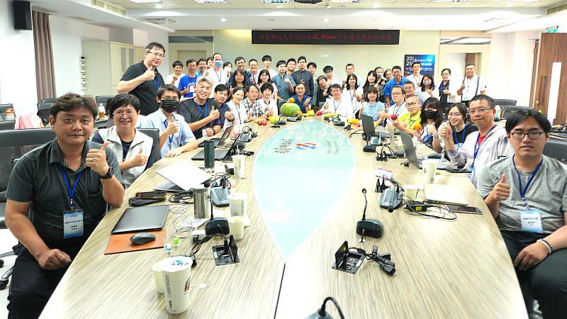 南臺科大「AI Maker種子師訓營」圓滿成功,圖為參與培訓的高中職教師學員,與黃能富校長與學員大合影。學員們在課程中學習應用AI,內容豐富,滿載而歸,感謝黃校長與AI Maker團隊的專業指導,讓學員對AI教育的未來充滿熱情與信心。