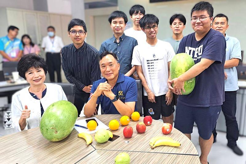 南臺科大AI Maker種子師訓營活動中，黃能富校長、中華民國聲暉聯合會莫素娟理事長和AI Maker團隊成員共同合影。莫理事長積極熱心推廣AI Maker平台，大力支持將AI技術應用於教育與社會關懷領域，期盼能讓更多學子學習AI，並共同培育未來AI人才，展現其堅定的承諾與願景。