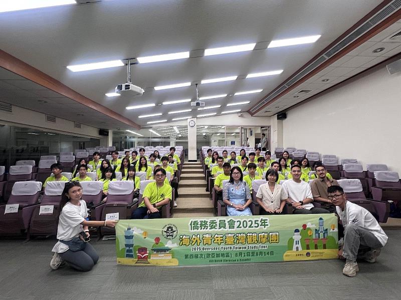 團員前往國立成功大學參訪觀摩，由胡書榕副國際長接待團員及僑生來台經驗交流