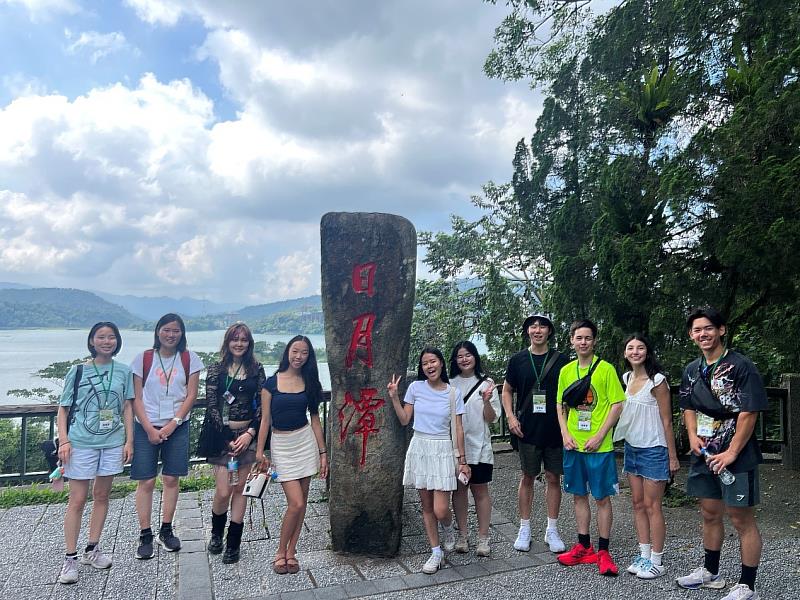 團員搭乘遊艇飽覽日月潭風光