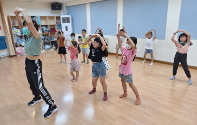 孩子們在我們的兒童韓國流行舞曲MV課程中，跟著有節奏感的音樂盡情搖擺跳動，用酷炫舞步展現自我，開心釋放活力，充滿自信與魅力