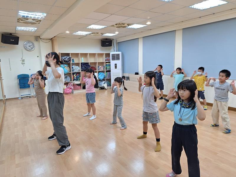 孩子們在我們的兒童韓國流行舞曲MV課程中，跟著有節奏感的音樂盡情搖擺跳動，用酷炫舞步展現自我，開心釋放活力，充滿自信與魅力