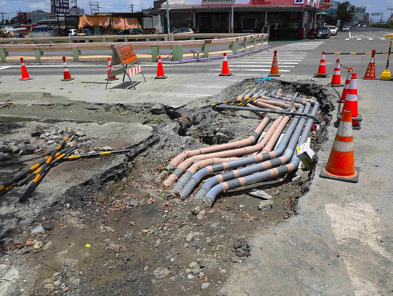 翁章梁關心台1線水上段道路下陷修復工程