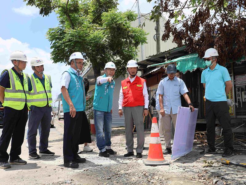 翁章梁關心台1線水上段道路下陷修復工程