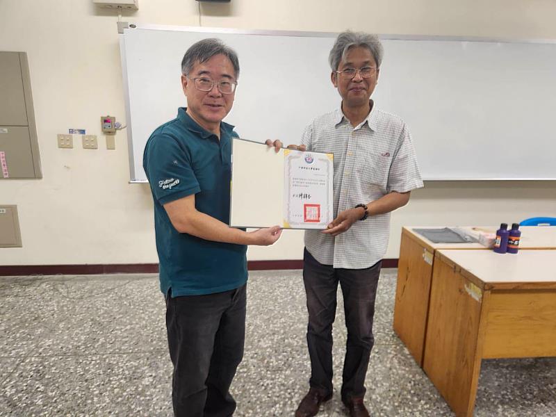 中臺科技大學主任秘書詹博州(左)致贈感謝狀予曾子雲教授(右)