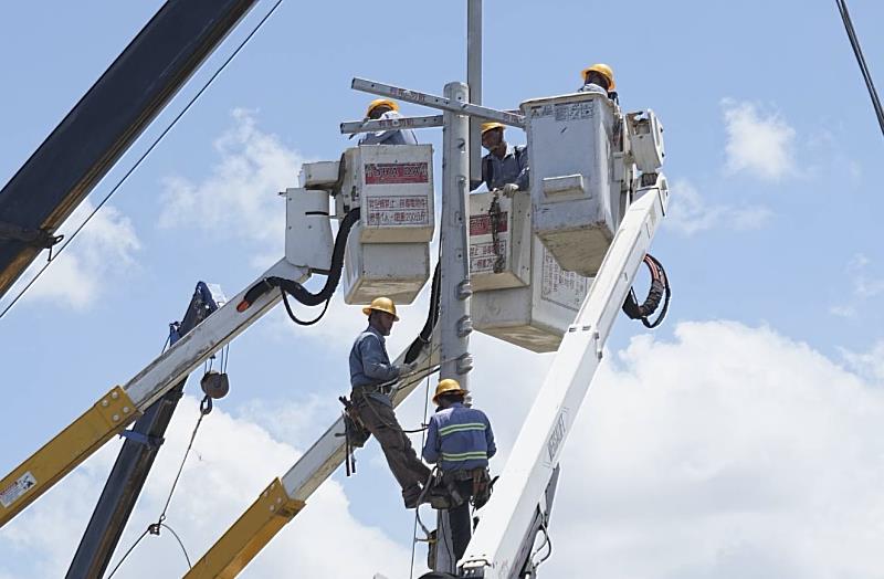 楊柳颱風襲台，強風造成嘉義東石鄉沿海地區電桿倒斷，台電動員搶修。