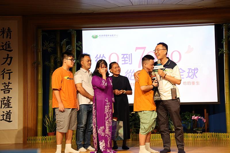 白小弟阿福全家人從越南來感恩捐髓者，白小弟的媽媽頻頻拭淚，感恩捐髓者救了一家人，讓他們全家重獲幸福。(攝影/陳安 俞)