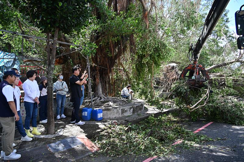 楊柳強風豪雨重創臺東農業 縣長饒慶鈴今勘災 呼籲中央支援協助農民 感謝齊心恢復市容