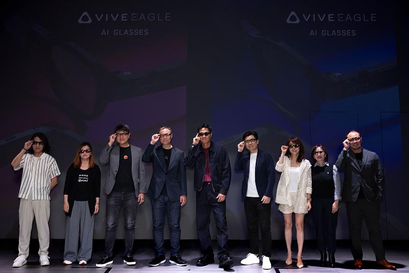台灣大哥大電信獨家銷售「HTC VIVE Eagle AI眼鏡」，搭配5G月租1,399元起，即可0元帶走。(左3：台灣大個人用戶事業商務長林東閔、左4：HTC資深副總裁黃昭穎)