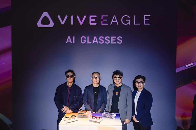 台灣大與HTC結合5G網路優勢與AI硬體研發實力，推出「HTC VIVE Eagle AI眼鏡」。(左起：藝人楊祐寧、HTC資深副總裁黃昭穎、台灣大個人用戶事業商務長林東閔、2020Eyehaus董事長張祐誠)