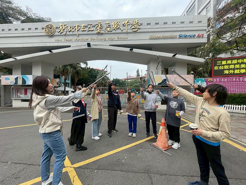 除了街頭行動，不落蒂聯盟也積極推動社會對話。今年在三重高中舉辦「兒童行動論壇」，邀集10個兒童團體、近400人參與，並有加拿大分隊線上共襄盛舉。（照片來源：不落蒂聯盟）