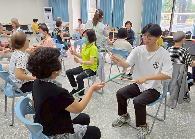 樂活學程二年級學生李秉憲(右)參加青銀共舞活動，表現優異