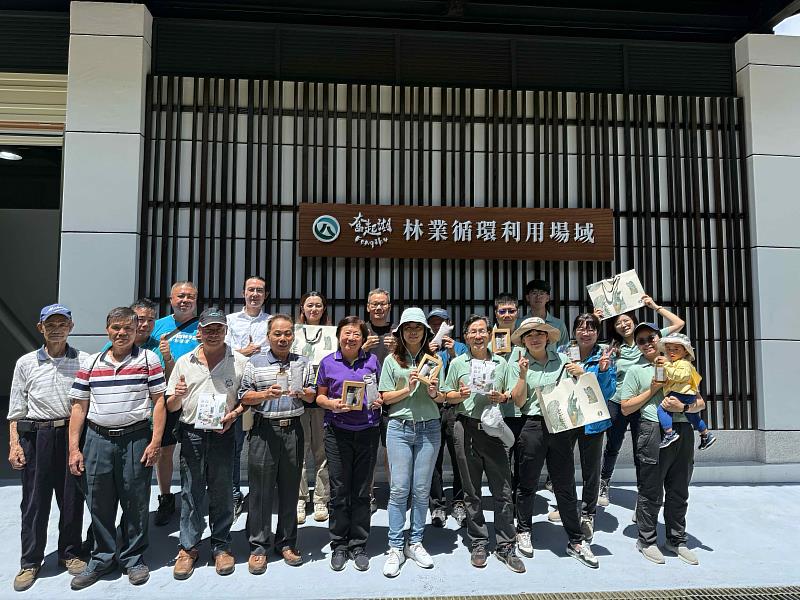 林業保育署嘉義分署希望透過奮起湖林業循環利用場域及阿里山農會專櫃設立,讓產地到產銷循環與在地共好,完整林業永續經營產業鏈
