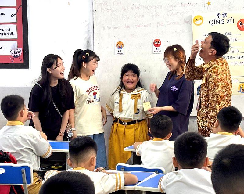 南臺科大幼保系東南亞華語教學實習計畫學生運用遊戲協助當地學生快樂學華語。