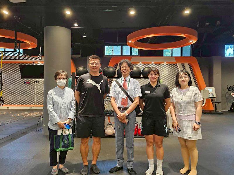 上妻利博校長(中)參觀長榮大學智能健身房
