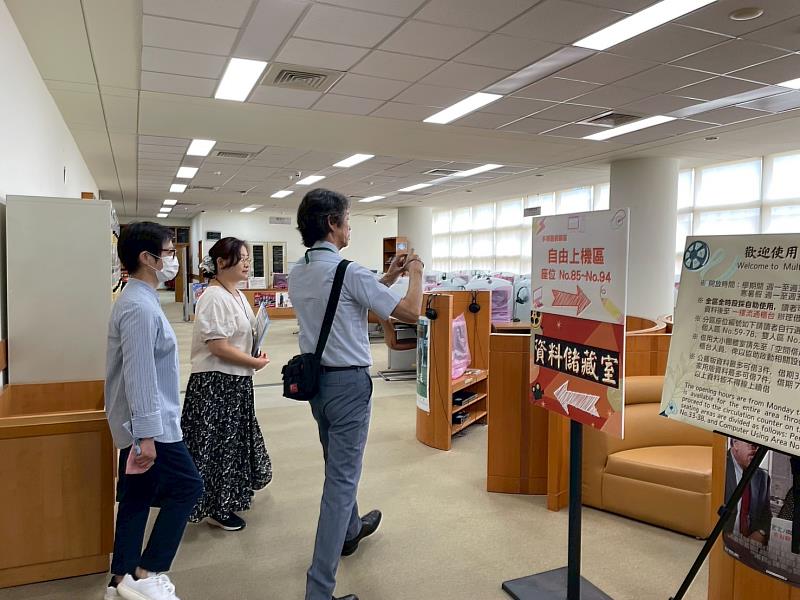 參訪圖書館多媒體視聽區
