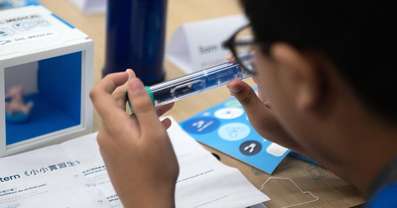 瑞健未來日透過手作活動讓孩子們更加了解自動注射器