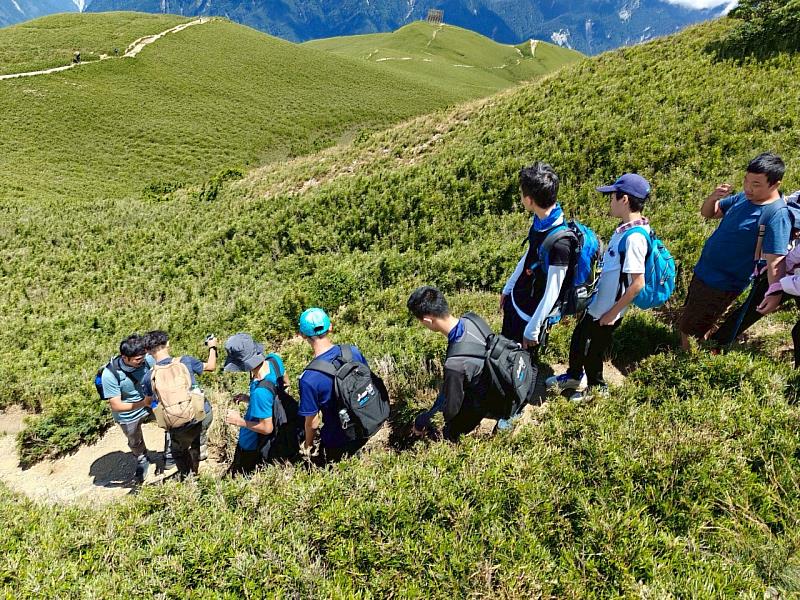 民生國中由師長們陪同12名身障特殊學生在暑假期間共同成功挑戰合歡北峰