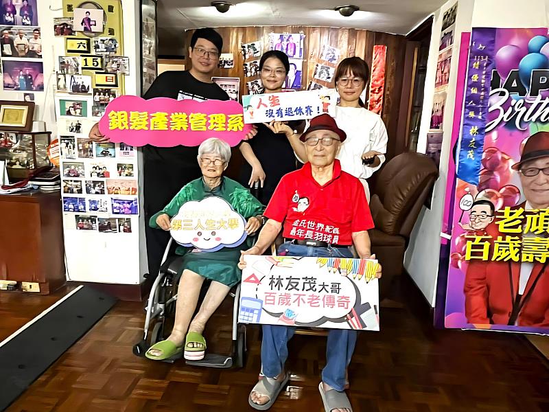 獲得金氏世界紀錄認證為全球最年長羽球選手的百歲人瑞林友茂(前排右)，受邀擔任朝陽科大第三人生大學之推廣大使。